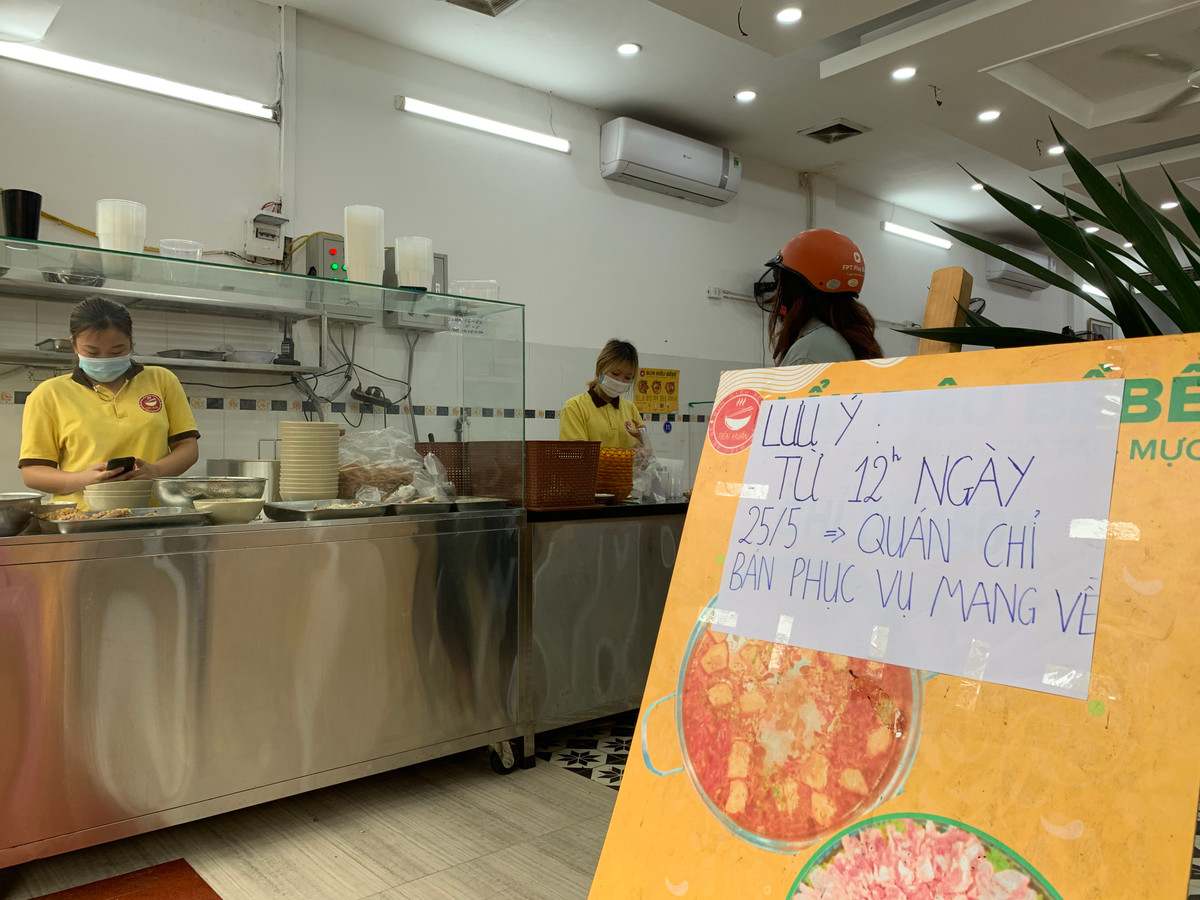 Từ ngày 25/5, Hà Nội chính thức có quyết định không cho hàng ăn phục vụ tại chỗ mà chỉ được bán mang về.