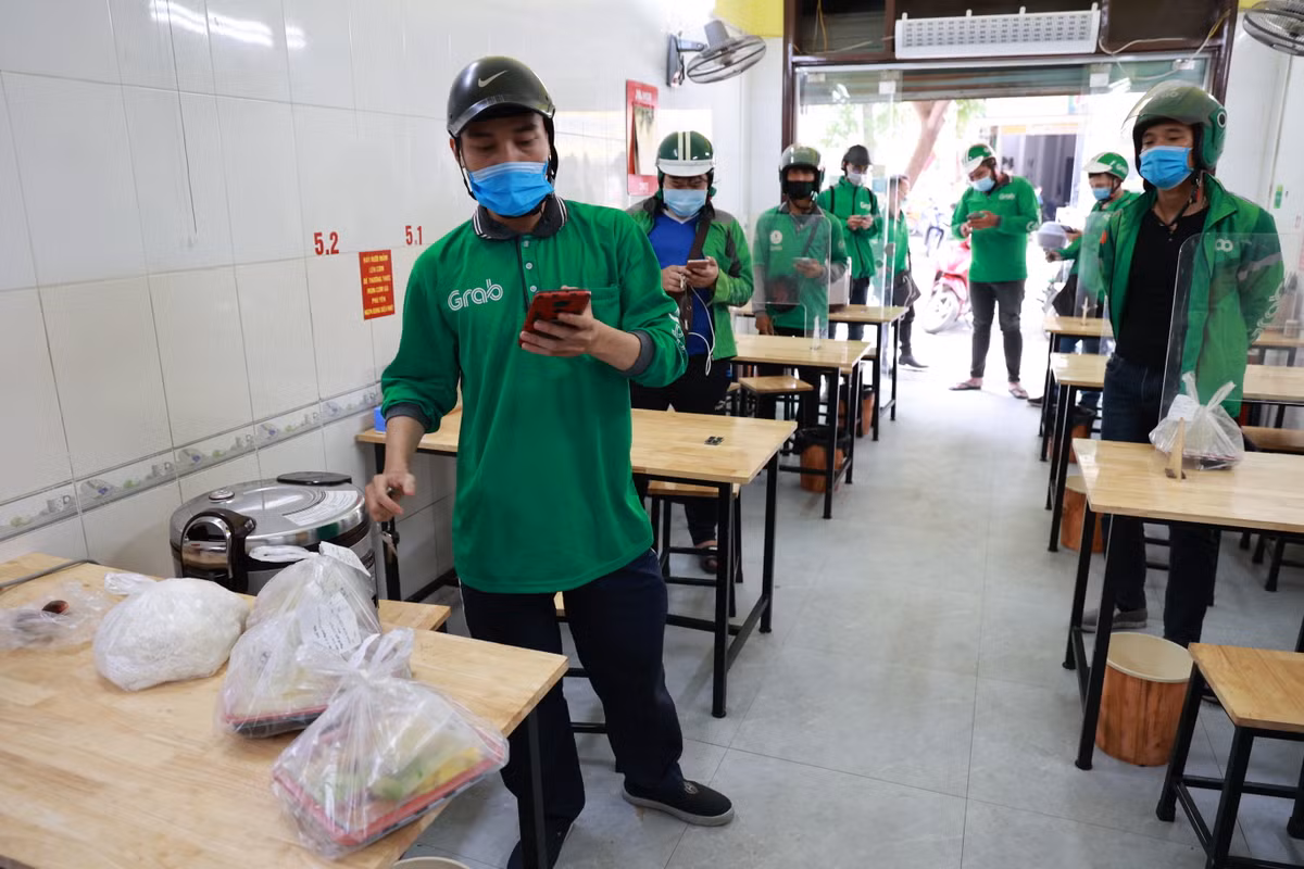 Không chỉ có anh Hùng thay đổi cách thức hoạt động, rất nhiều người cùng nghề cũng thay đổi theo. Các shipper chia sẻ khách di chuyển thì ít nhưng khách đặt đồ ăn thì nhiều. Nhận đơn đồ ăn vừa chủ động công việc mà thu nhập lại tốt hơn.