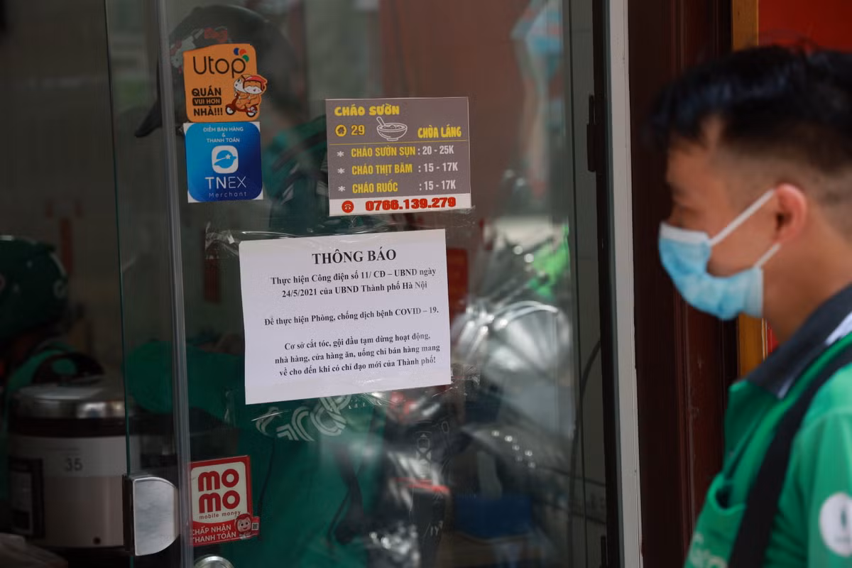 Anh Trịnh Văn Tín, một shipper khác bật mí: “Mỗi buổi trưa nếu chịu khó nhận đơn thì chỉ cần 2 tiếng đồng hồ là có thể kiếm được khoảng 300.000 đồng, bằng chở khách cả ngày”.