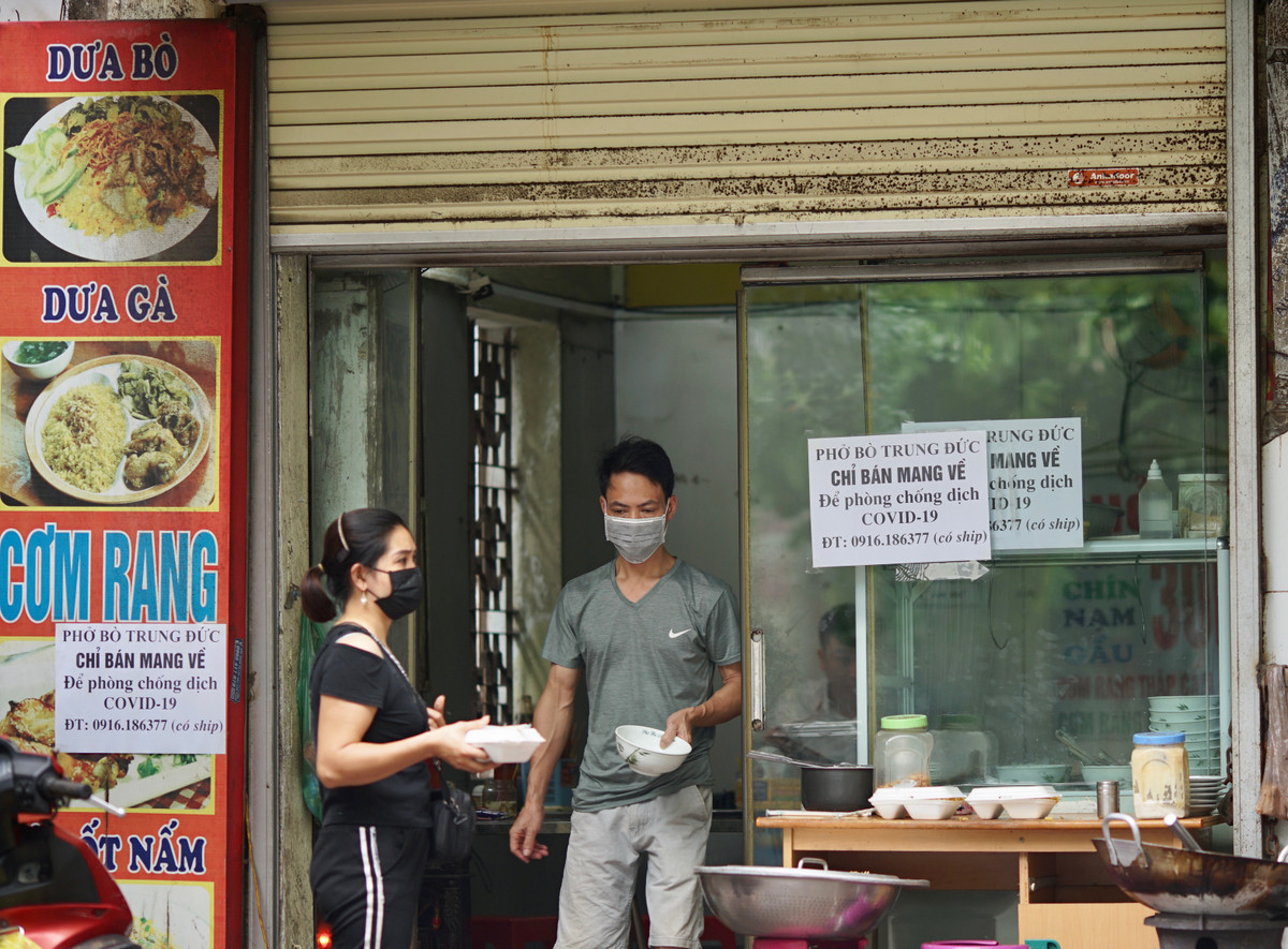 Anh Thuận - chủ cửa hàng bán phở trên phố Hoàng Văn Thái cho biết, từ khi chỉ được bán mang về cửa hàng chỉ bán được một lúc buổi trưa nên doanh thu giảm nhiều. Nếu tiếp tục kéo dài thì anh sẽ đóng cửa hàng nghỉ hẳn.