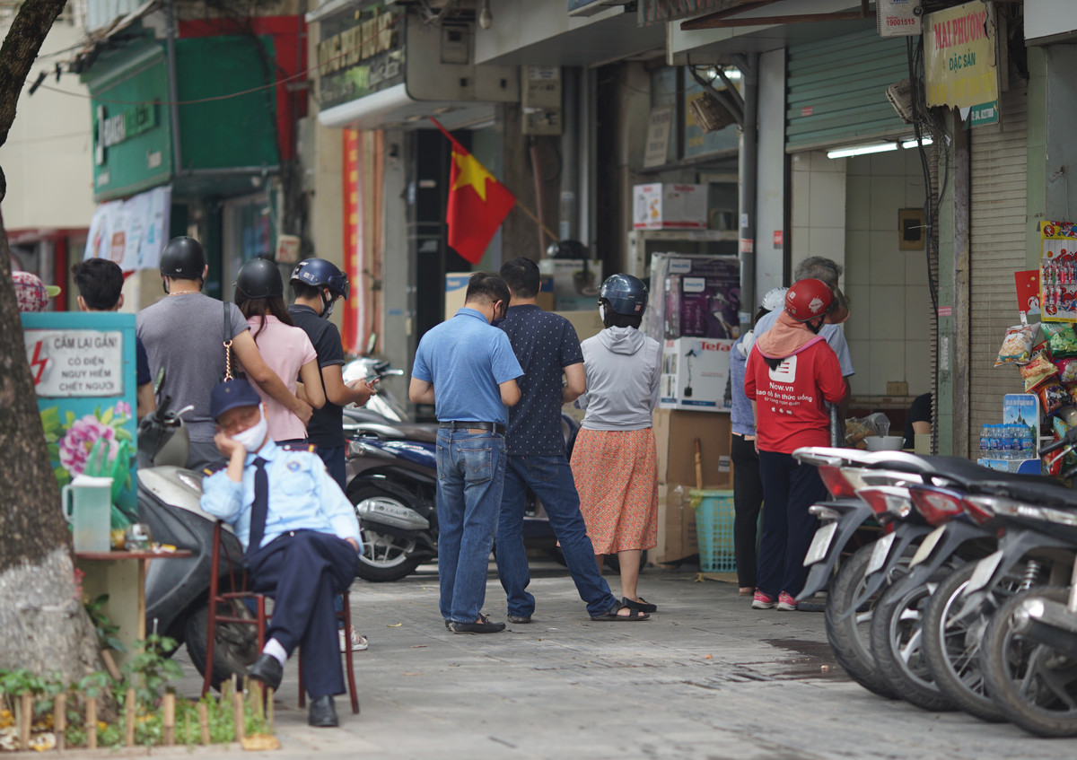 Quyết định này khiến nhiều hàng ăn ít khách buộc phải đóng cửa hoặc bán cầm chừng. Tuy nhiên, một số quán đồ ăn tiện mang đi như xôi, bánh mỳ… lại rất hút khách.