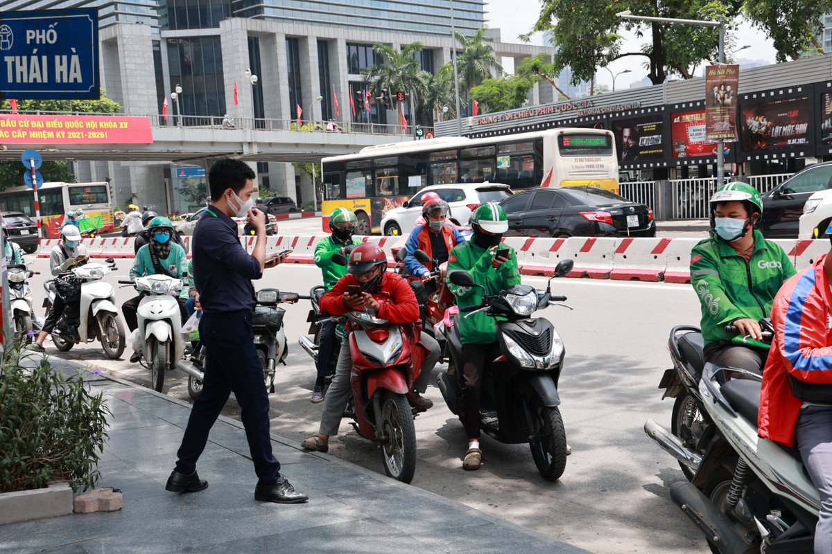 Theo ghi nhận của PV báo Tri thức và Cuộc sống, mặc dù nắng nóng nhưng buổi trưa luôn là thời điểm shipper hoạt động tốt nhất.