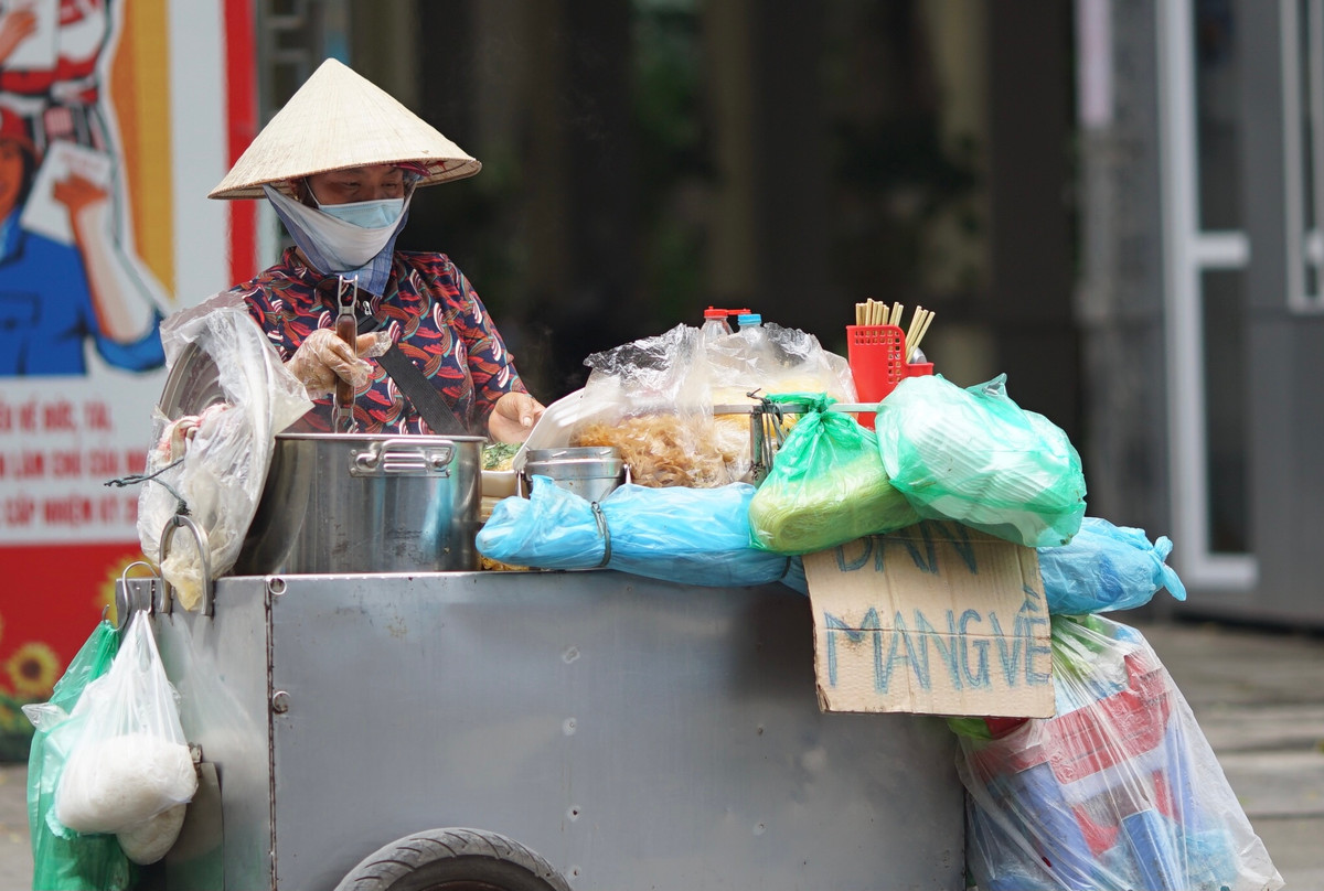 CDC Hà Nội cũng cho biết sẽ chỉ mở lại những loại hình dịch vụ thực sự cần thiết còn quán bar, karaoke, quán vỉa hè sẽ phải tiếp tục nghiên cứu.