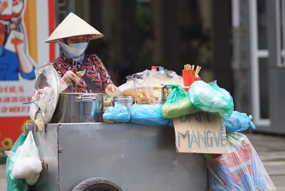 CDC Hà Nội cũng cho biết sẽ chỉ mở lại những loại hình dịch vụ thực sự cần thiết còn quán bar, karaoke, quán vỉa hè sẽ phải tiếp tục nghiên cứu.
