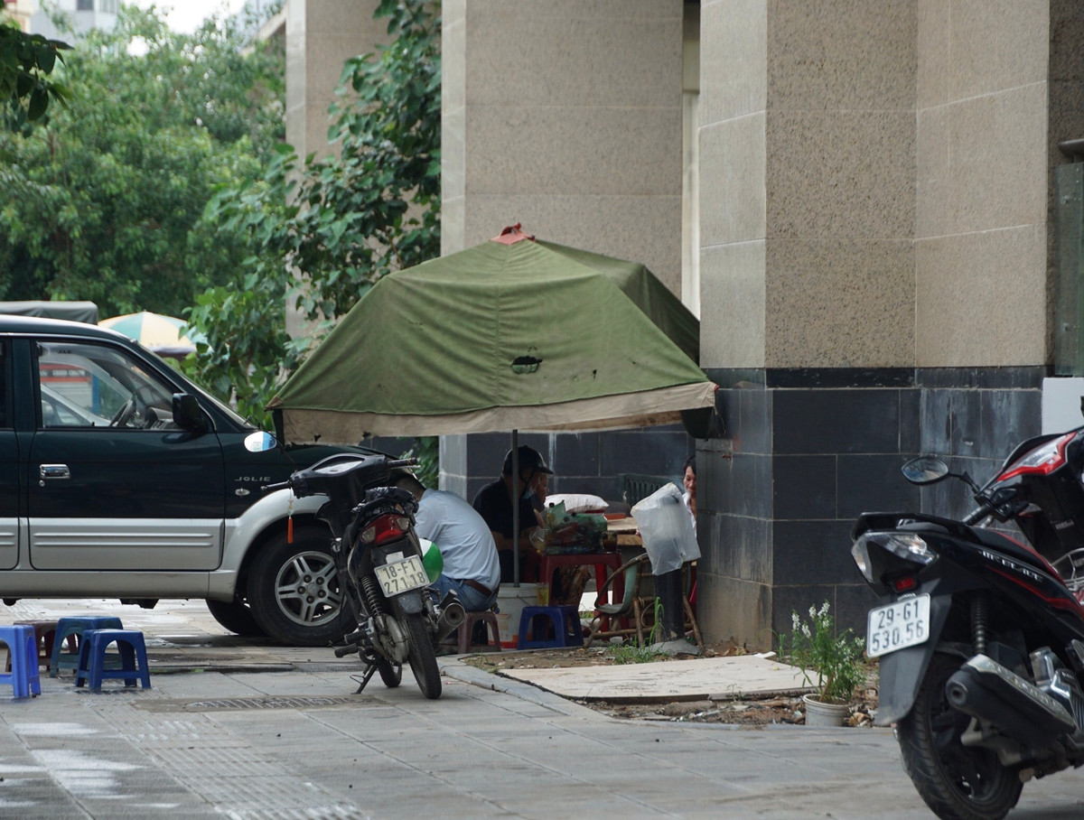 Một số cá nhân cố tình vi phạm lấn chiếm làm điểm kinh doanh hàng quán hay trông giữ xe sai quy định.