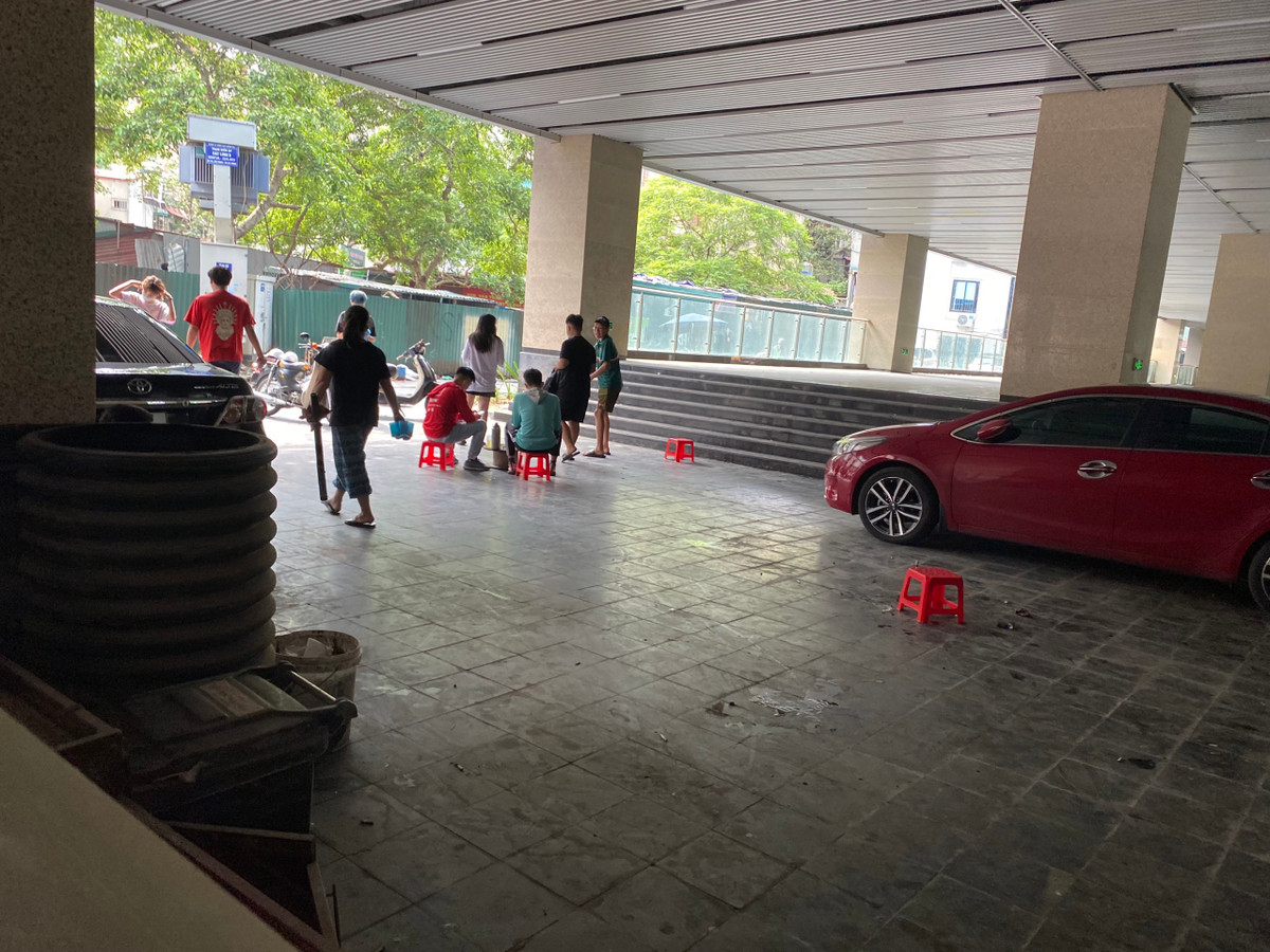 Trong những ngày Hà Nội yêu cầu dừng quán ăn uống phục vụ tại chỗ, quán trà đá vỉa hè nhưng bên trong khuôn viên nhà ga Cát Linh vẫn… tấp nập người.