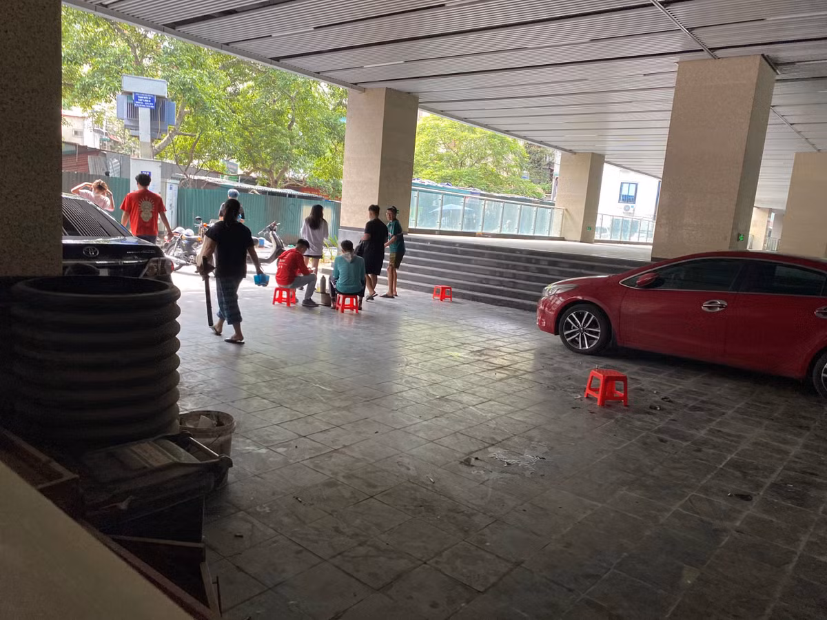 Trong những ngày Hà Nội yêu cầu dừng quán ăn uống phục vụ tại chỗ, quán trà đá vỉa hè nhưng bên trong khuôn viên nhà ga Cát Linh vẫn… tấp nập người.