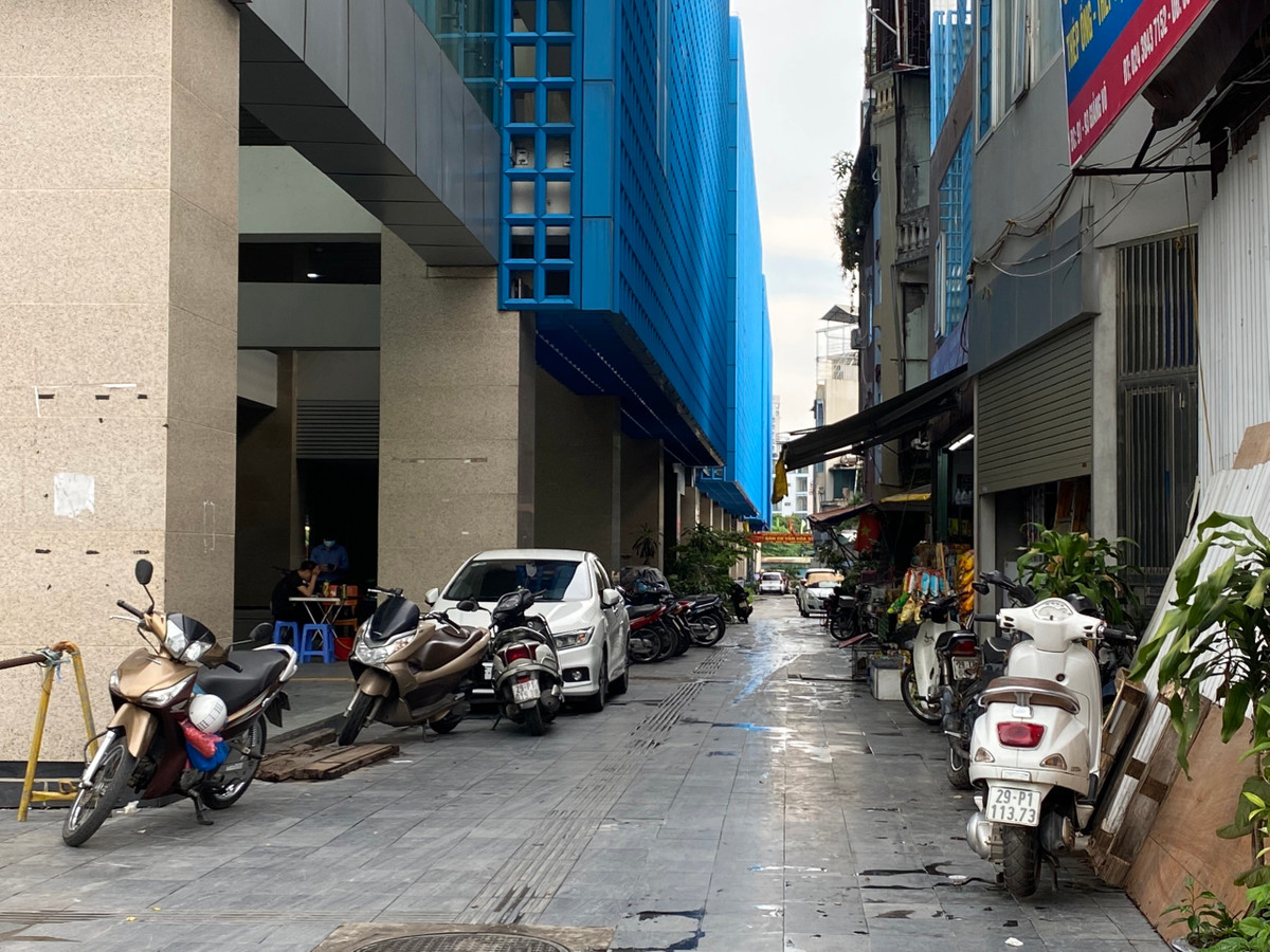 Trước đó UBND TP Hà Nội đã yêu cầu các quận Đống Đa, Thanh Xuân, Hà Đông tổ chức kiểm tra xử lý công trình chiếm dụng mặt bằng nằm trong phạm vi ranh giới của dự án.