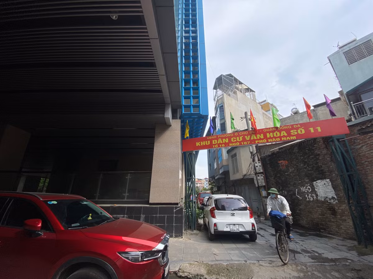 Ga cuoi Cat Linh - Ha Dong bi lan chiem thanh cho de xe, ban tra da-Hinh-2