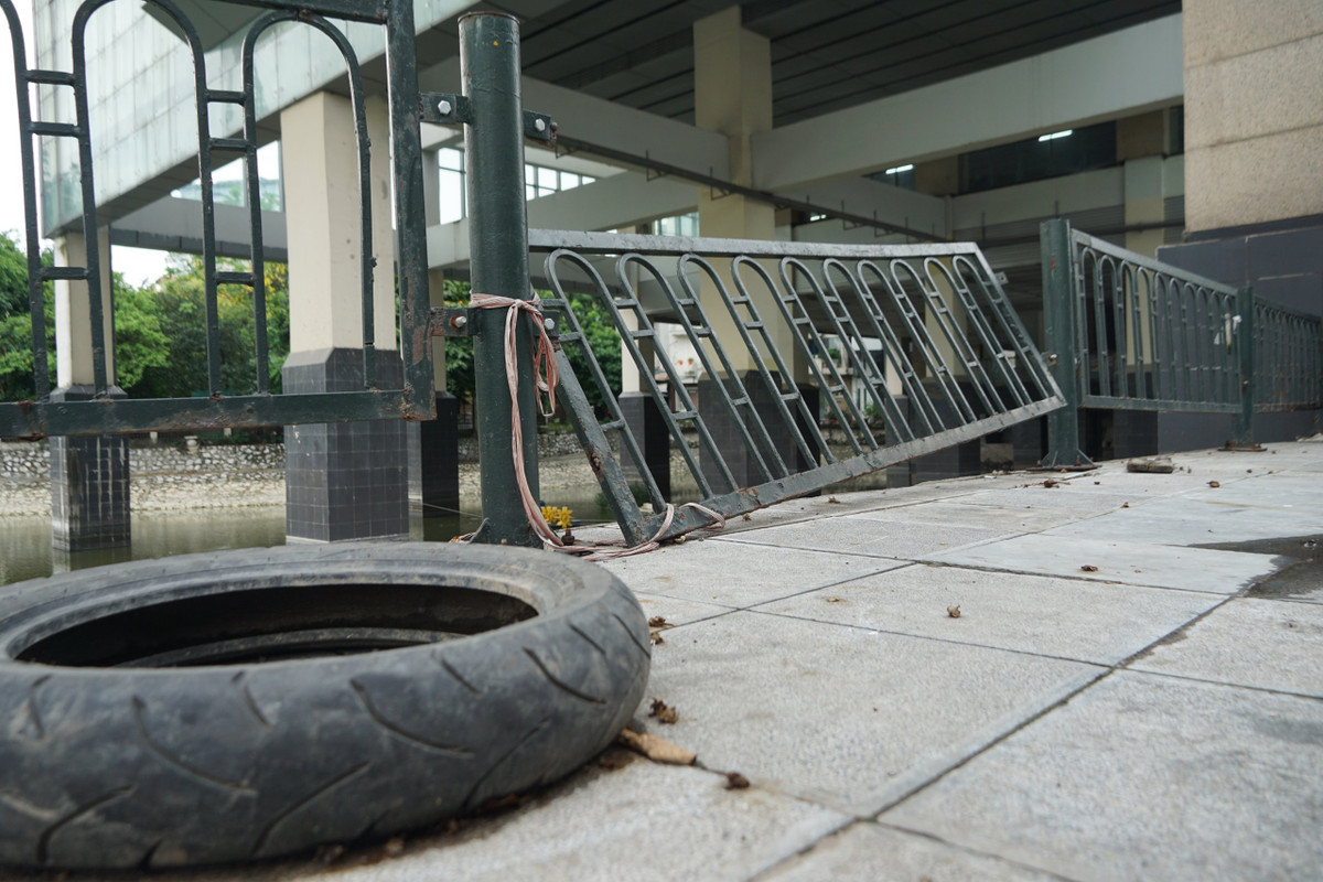 Theo ghi nhận của PV báo Tri thức và Cuộc sống, tình trạng bị lấn chiếm xảy ra dọc phạm vi đường sắt Cát Linh - Hà Đông nhưng ở ga cuối Cát Linh là nghiêm trọng nhất.