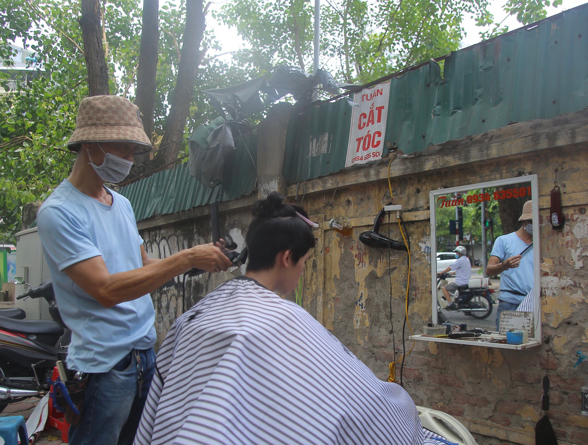 Khu vực này được coi là “chợ” cắt tóc cho người lao động, sinh viên, người nghèo.