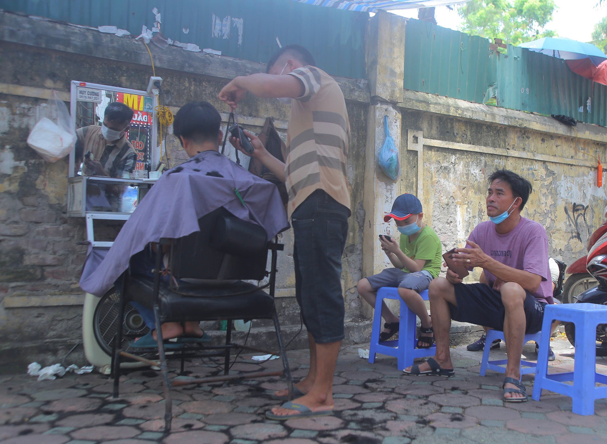 Trong ngày đầu mở lại, khu “chợ” này đón thêm nhiều khách tới cắt.