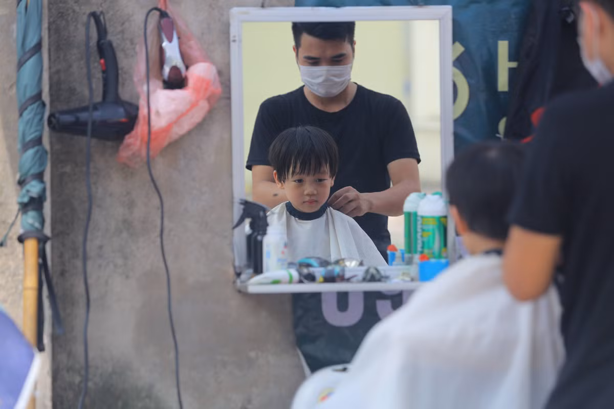 Anh Cường, thợ cắt tóc tại đây cho biết, các bạn nhỏ thì giá cắt tóc sẽ rẻ hơn, chỉ 30.000 đồng/người. Theo anh Cường, nhiều bạn nhỏ tóc đã rất dài sau thời gian nghỉ học ở nhà.