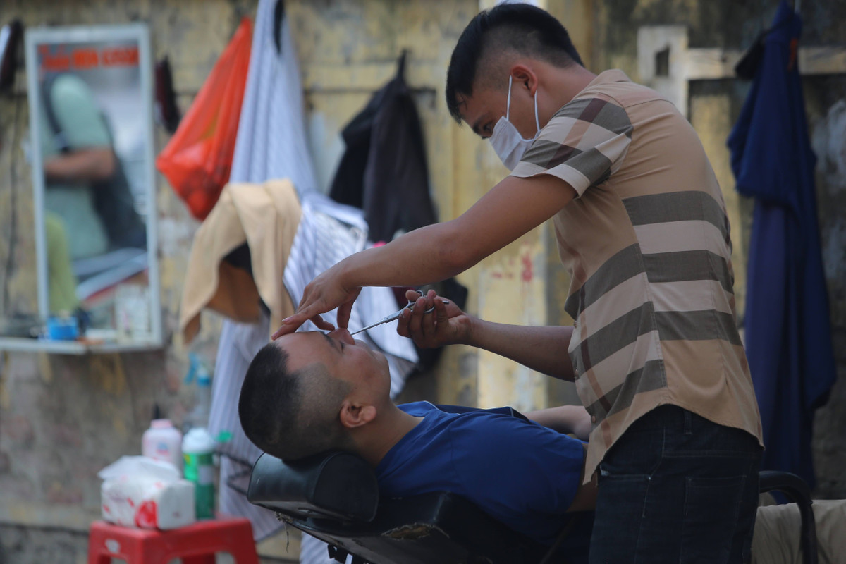 Giá cắt tóc tại khu vực này chỉ khoảng 40.000 đồng/người.