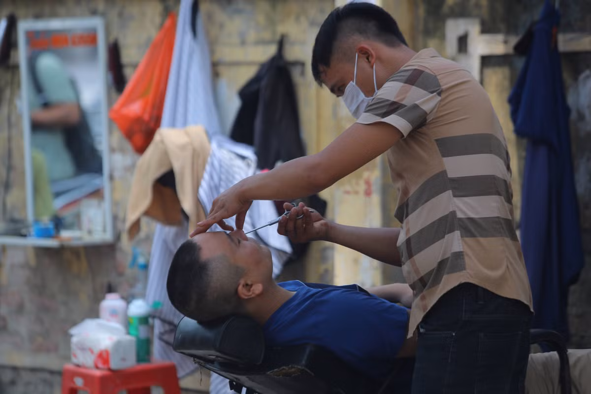 Giá cắt tóc tại khu vực này chỉ khoảng 40.000 đồng/người.