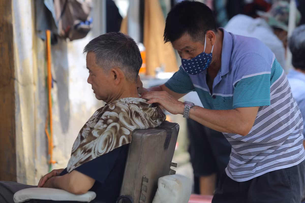 Bác Thắng, nhà ở đường Yên Lãng (Láng Hạ, Đống Đa) chia sẻ, thông tin báo đài đều cảnh báo virus tồn tại và dễ lây lan trong môi trường điều hoà nên không muốn vào tiệm cắt tóc có cửa hàng mà chọn ngoài trời nơi thông thoáng.