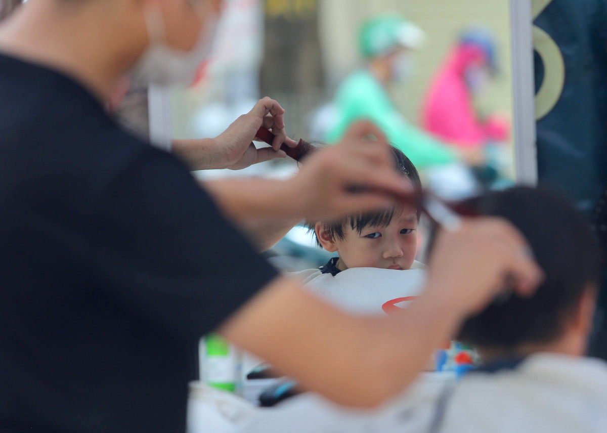 Anh Cường cho biết thêm, trong ngày đầu mở lại lượng khách nhiều hơn hẳn trước đây. Nguyên nhân không đơn giản do nhu cầu cắt tóc của mọi người tăng cao mà vì nhiều người muốn trọn nơi thông thoáng để cắt tóc.