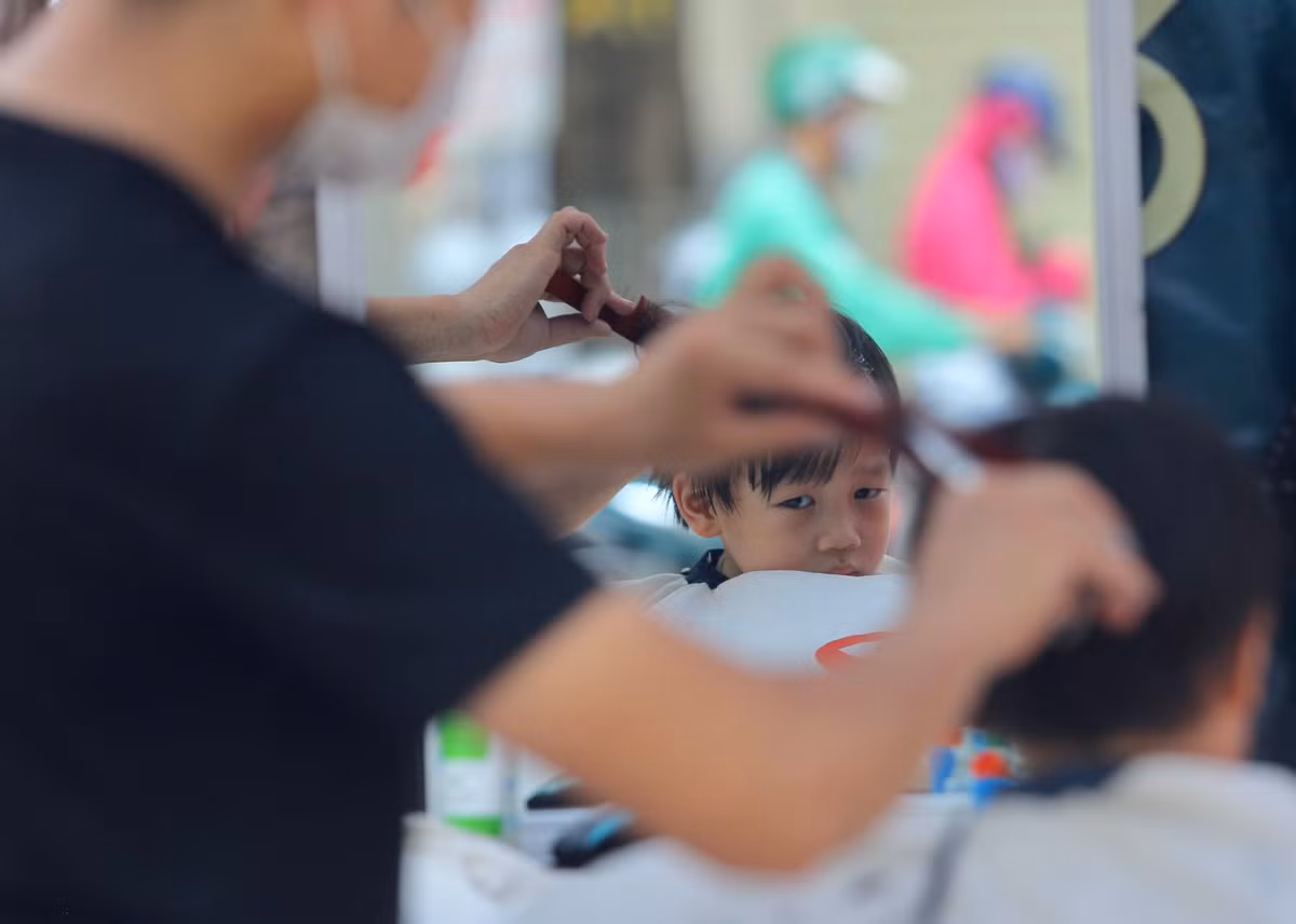 Anh Cường cho biết thêm, trong ngày đầu mở lại lượng khách nhiều hơn hẳn trước đây. Nguyên nhân không đơn giản do nhu cầu cắt tóc của mọi người tăng cao mà vì nhiều người muốn trọn nơi thông thoáng để cắt tóc.