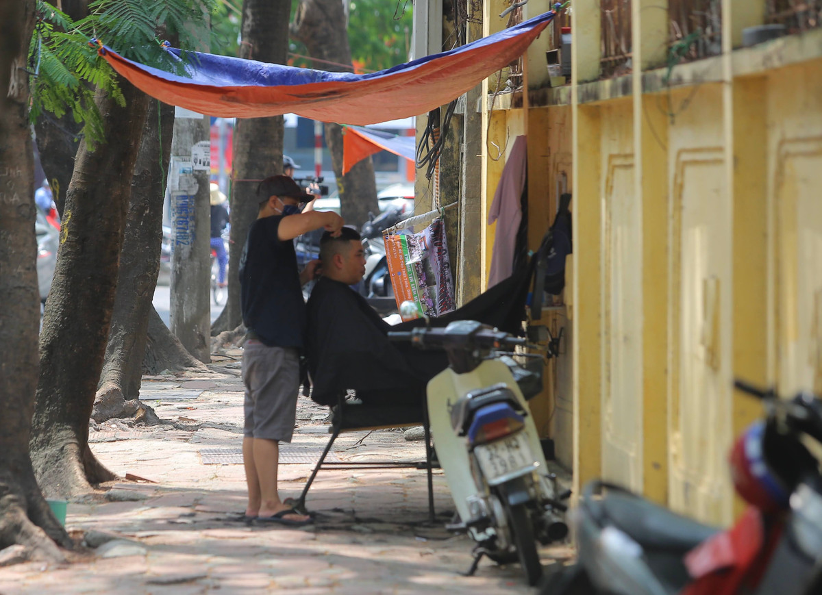 Hôm nay (22/6), hàng loạt các cửa hàng cắt tóc trên địa bàn Thành phố Hà Nội đã được mở cửa trở lại.