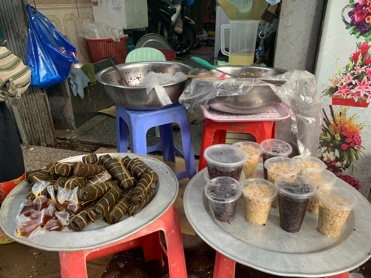 Mâm cỗ cúng ngày Tết Đoan Ngọ của người miền Bắc đơn giản hơn rất nhiều nên có người tự làm đồ tại nhà mà không ra chợ mua.