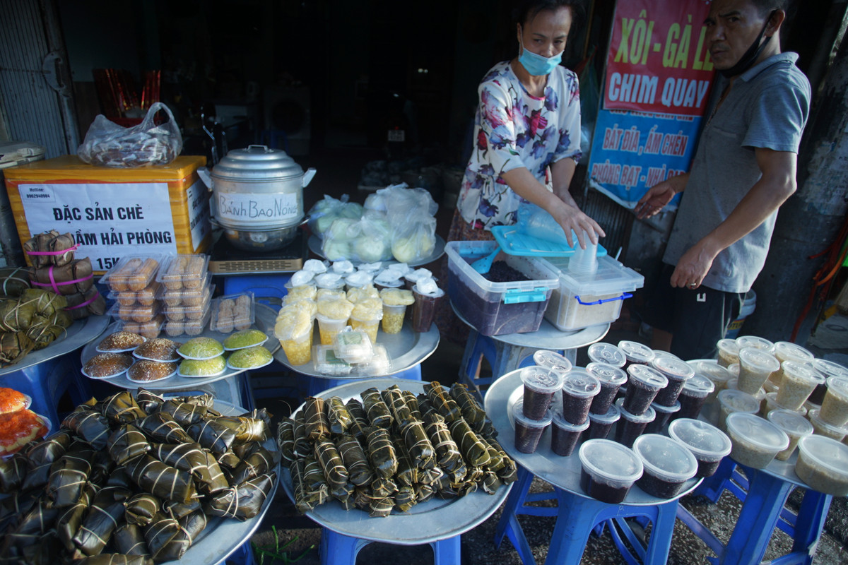 Các mặt hàng phục vụ ngày Tết Đoan Ngọ vẫn rất phong phú với giá bình dân, chỉ 10.000 đồng/đồ.