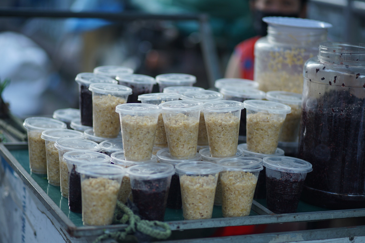 Theo quan niệm, cứ ngày này hàng năm mọi người sẽ ăn sáng bằng các đồ dân gian như rượu nếp, bánh gio, mật mía…