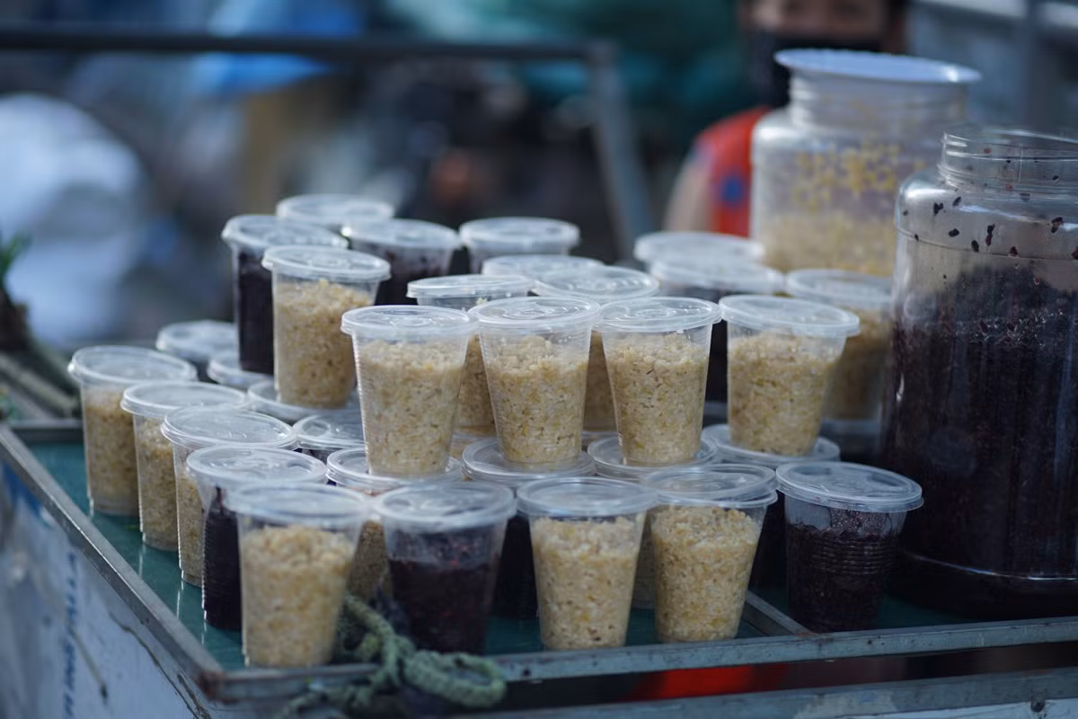 Theo quan niệm, cứ ngày này hàng năm mọi người sẽ ăn sáng bằng các đồ dân gian như rượu nếp, bánh gio, mật mía…