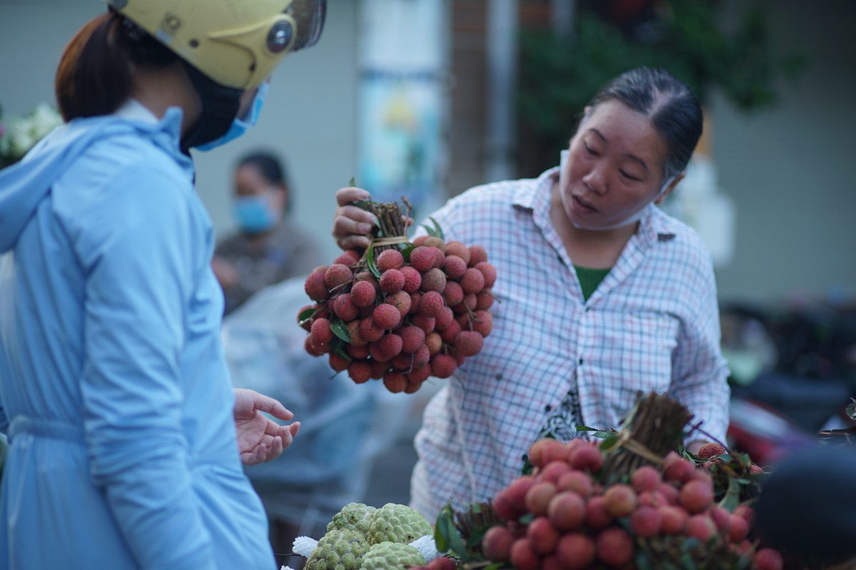 Ngoài rượu nếp, bánh gio thì đồ hoa quả chính vào thời điểm này như mận, vải cũng được mua về thắp hương. Nhưng do đây không phải đầu mùa nên mọi người cũng không còn “hào hứng” với những món này nữa.