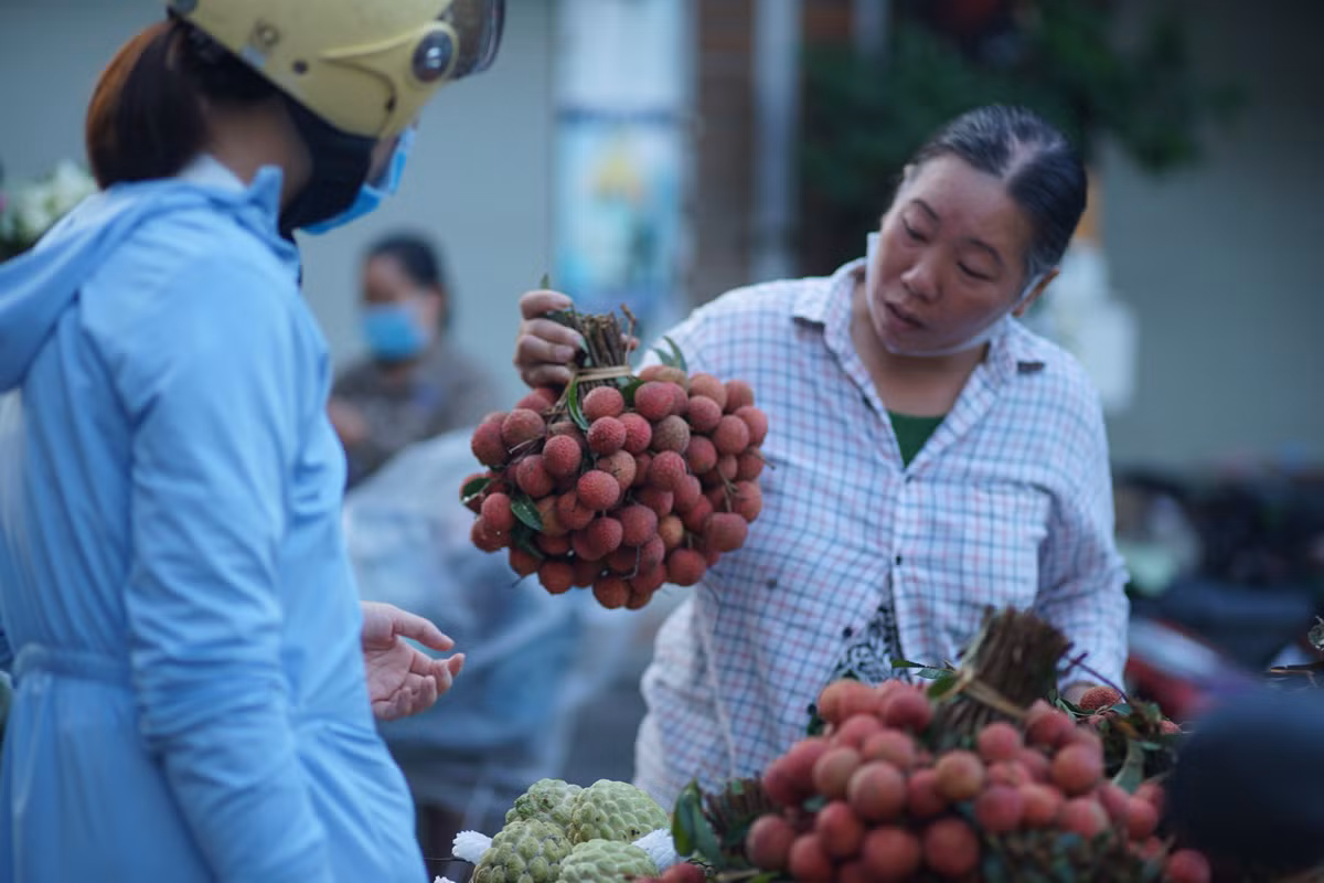 Ngoài rượu nếp, bánh gio thì đồ hoa quả chính vào thời điểm này như mận, vải cũng được mua về thắp hương. Nhưng do đây không phải đầu mùa nên mọi người cũng không còn “hào hứng” với những món này nữa.