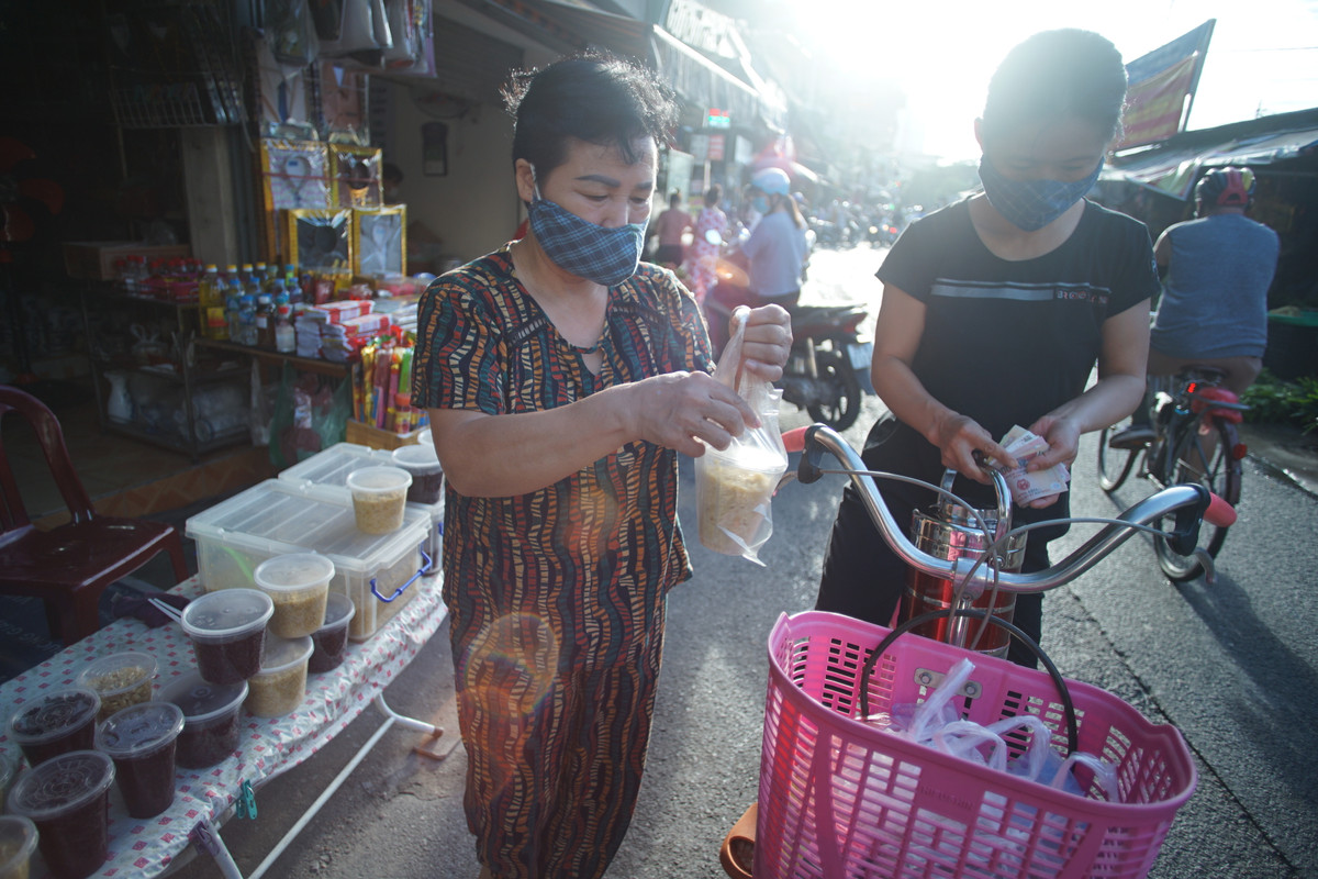 Bác Thanh - tiểu thương tại chợ Đại Kim cho biết, mọi người ngại tâm lý đi chợ đông nên chủ động làm đồ ở nhà hoặc mua từ chiều hôm trước nên sáng nay vắng khách.