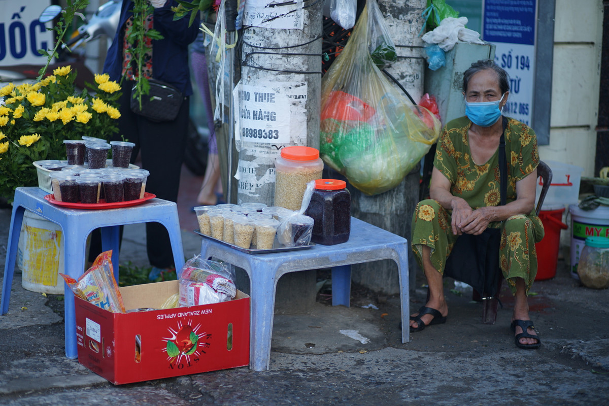 Tuy nhiên, ghi nhận của PV báo Tri thức và Cuộc sống trong sáng nay tại một số chợ như Đại Kim, Định Công (Hoàng Mai, Hà Nội) thì cảnh mua bán không tấp nập như mọi năm.