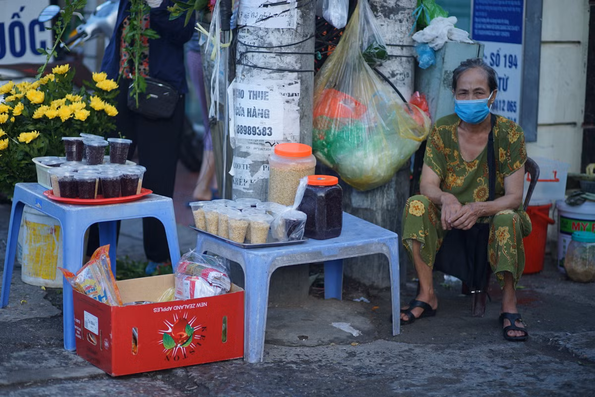 Tuy nhiên, ghi nhận của PV báo Tri thức và Cuộc sống trong sáng nay tại một số chợ như Đại Kim, Định Công (Hoàng Mai, Hà Nội) thì cảnh mua bán không tấp nập như mọi năm.
