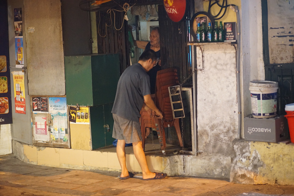 Hàng bia trên phố Hàng Nón (Hoàn Kiếm) đã dọn dẹp đúng 21 giờ. Chủ cửa hàng cho biết muốn đóng cửa được đúng giờ thì trước đó 1 tiếng đã phải ngừng nhận khách.