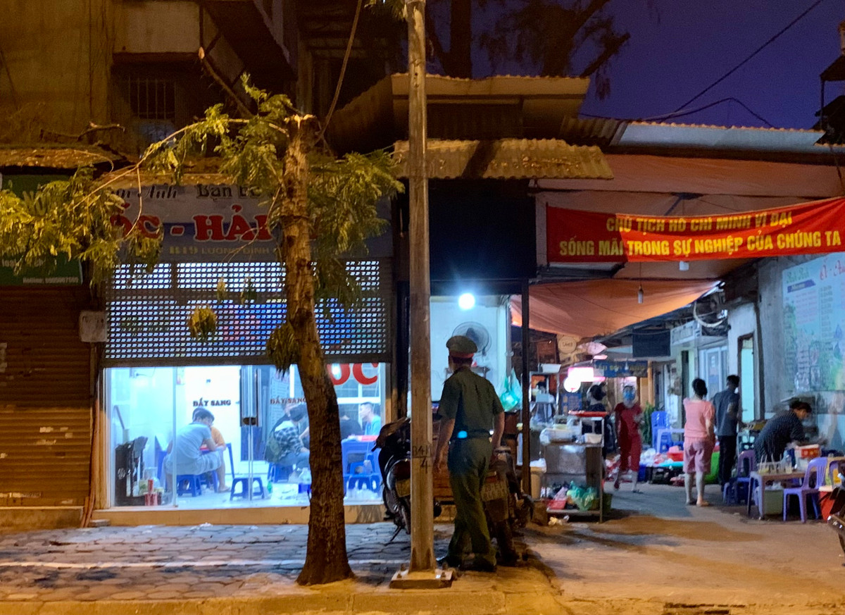 Anh Nguyễn Văn Tú - bán hải sản trên phố Lương Định Của (Đống Đa, Hà Nội) thừa nhận chỉ có thể từ chối nhận khách còn không thể đề nghị khách đứng dậy vào 21h được. “Khách ngồi ăn dở chúng tôi rất khó để đóng cửa hàng”, anh Tú nói.