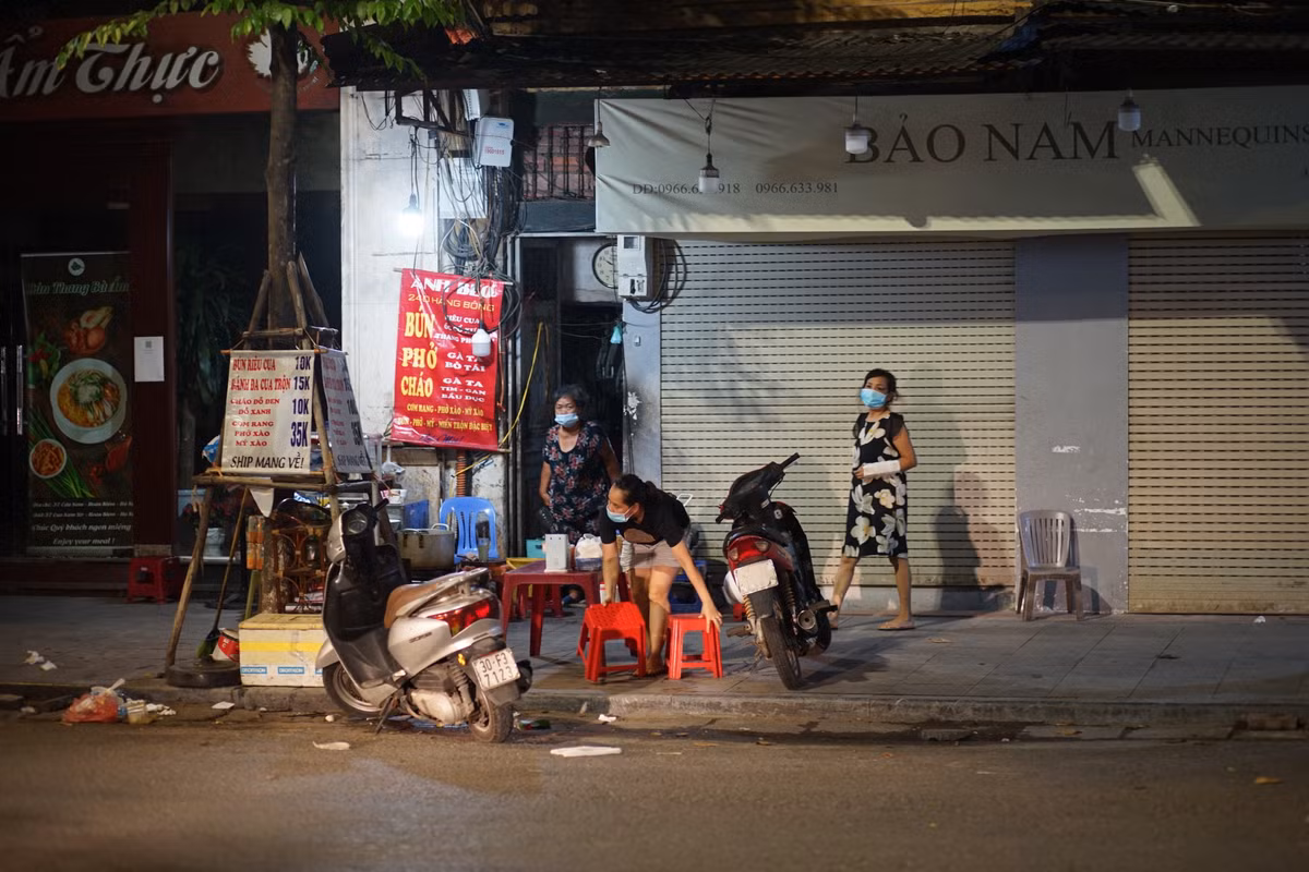 Một quán ăn đêm trên phố Hàng Bông (Hoàn Kiếm, Hà Nội) dù không có khách nhưng chủ quán vẫn mở cửa.