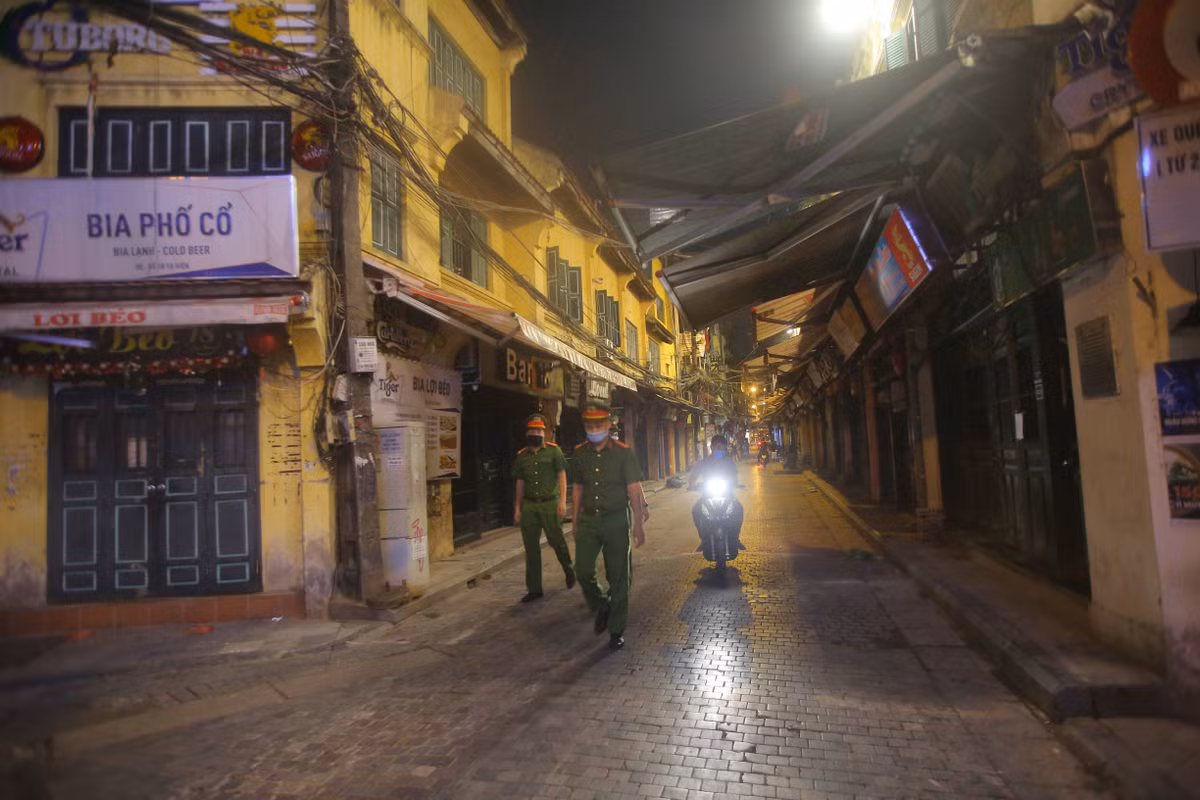 Do chưa được mở khuya nên một trong những điểm nóng về ăn đêm của Hà Nội là phố Tạ Hiện vẫn… “cửa đóng then cài”.