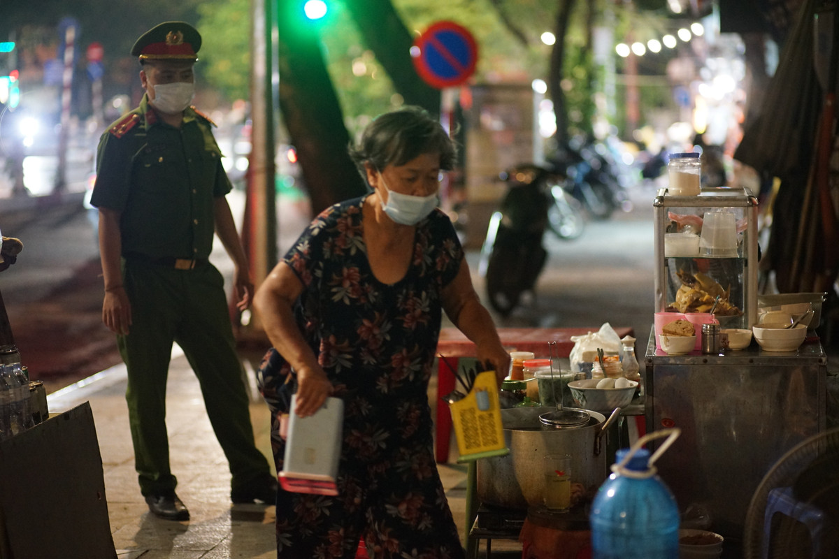 Phải đến khi lực lượng công an xuất hiện vào lúc 22h ngày 24/6 thì chủ cửa hàng mới vội vàng dọn dẹp.