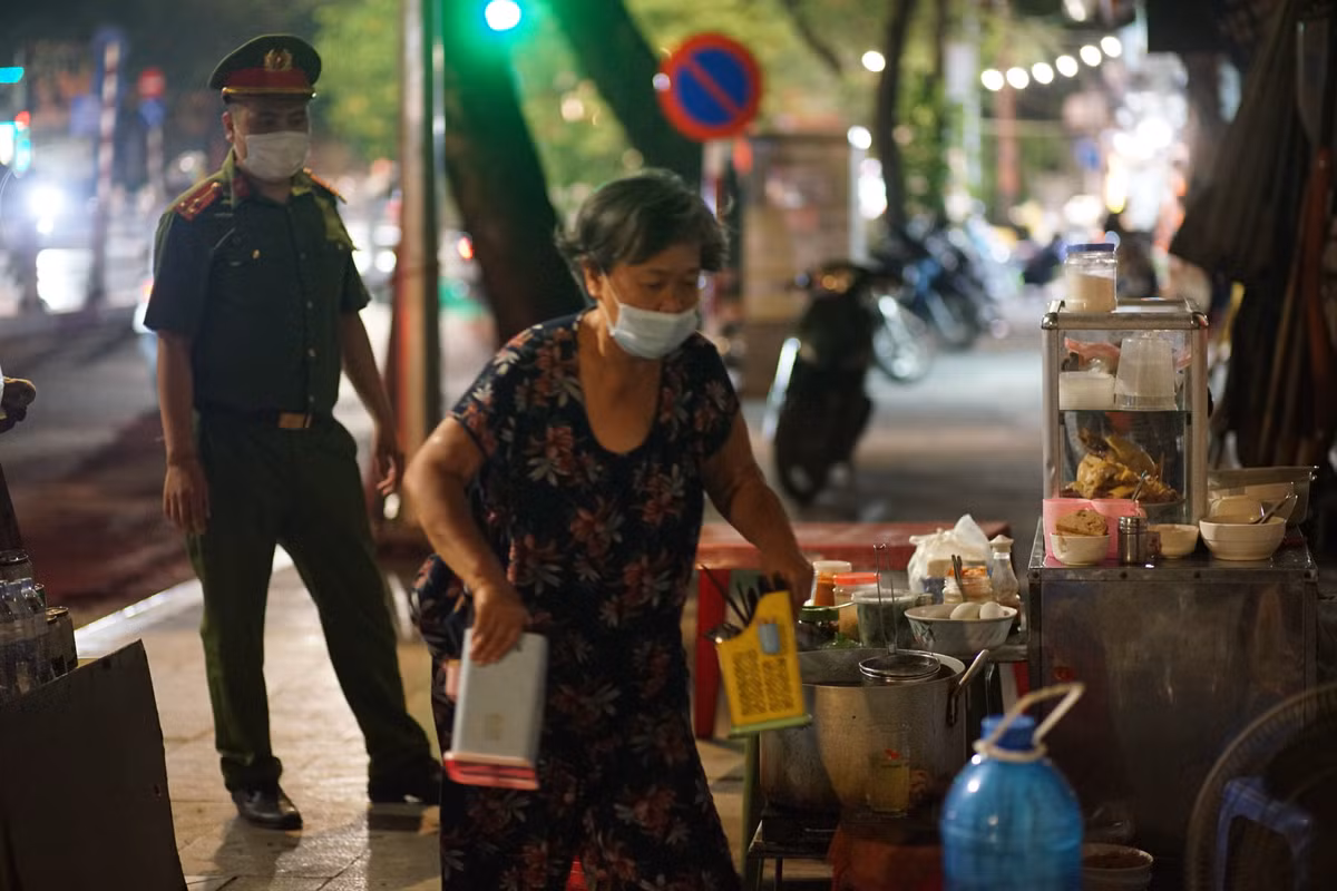 Phải đến khi lực lượng công an xuất hiện vào lúc 22h ngày 24/6 thì chủ cửa hàng mới vội vàng dọn dẹp.