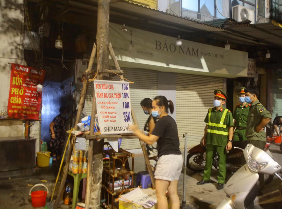 Đại diện Công an quận Hoàn Kiếm cho biết, trong những ngày đầu các tổ công tác sẽ chỉ tiến hành vận động nhắc nhở.