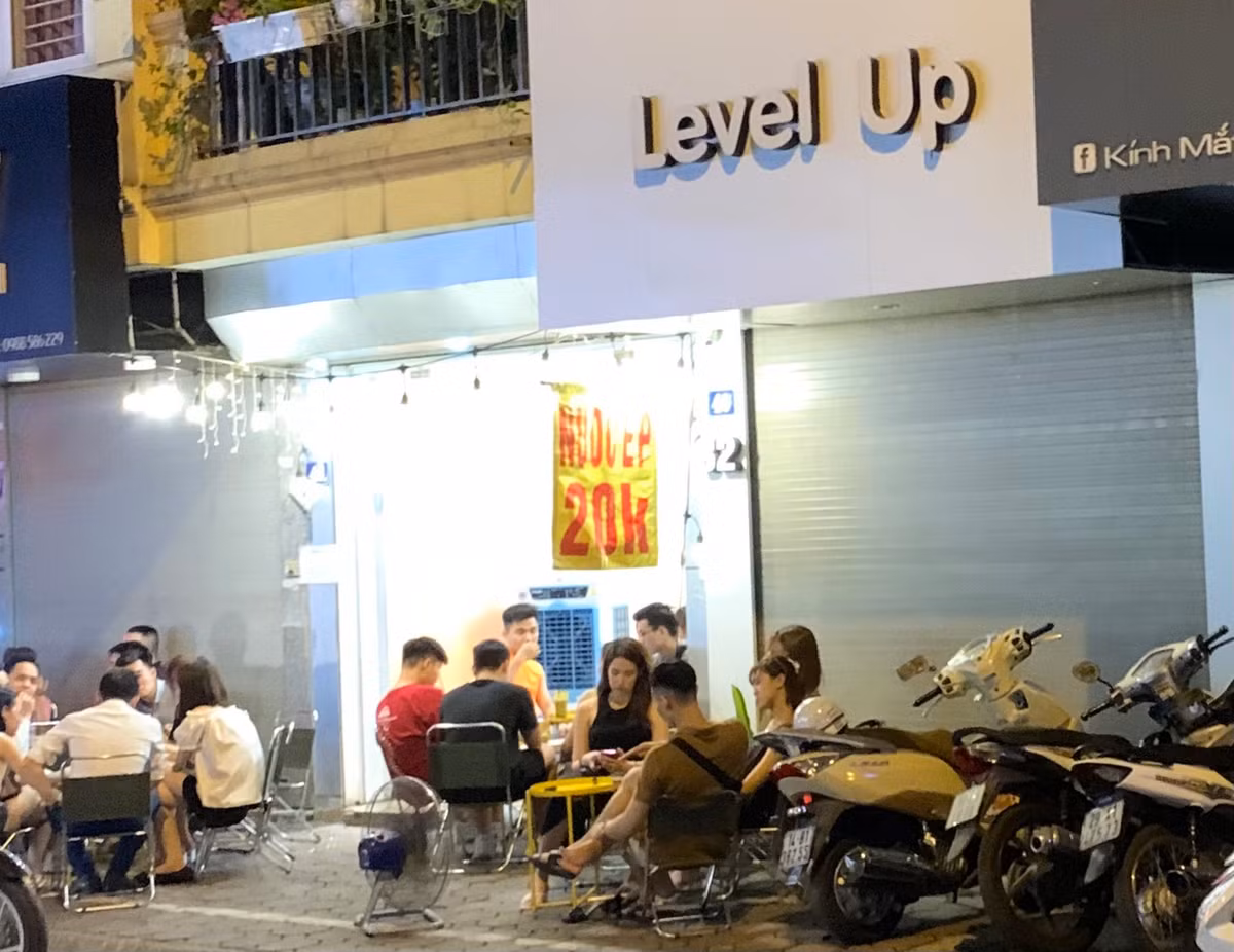 Tuy nhiên, theo ghi nhận của PV báo Tri thức và Cuộc sống, vẫn còn rất nhiều quán cafe, quán nhậu trên địa bàn các quận Đống Đa, Hoàn Kiếm vẫn mở cửa quá 21 giờ.