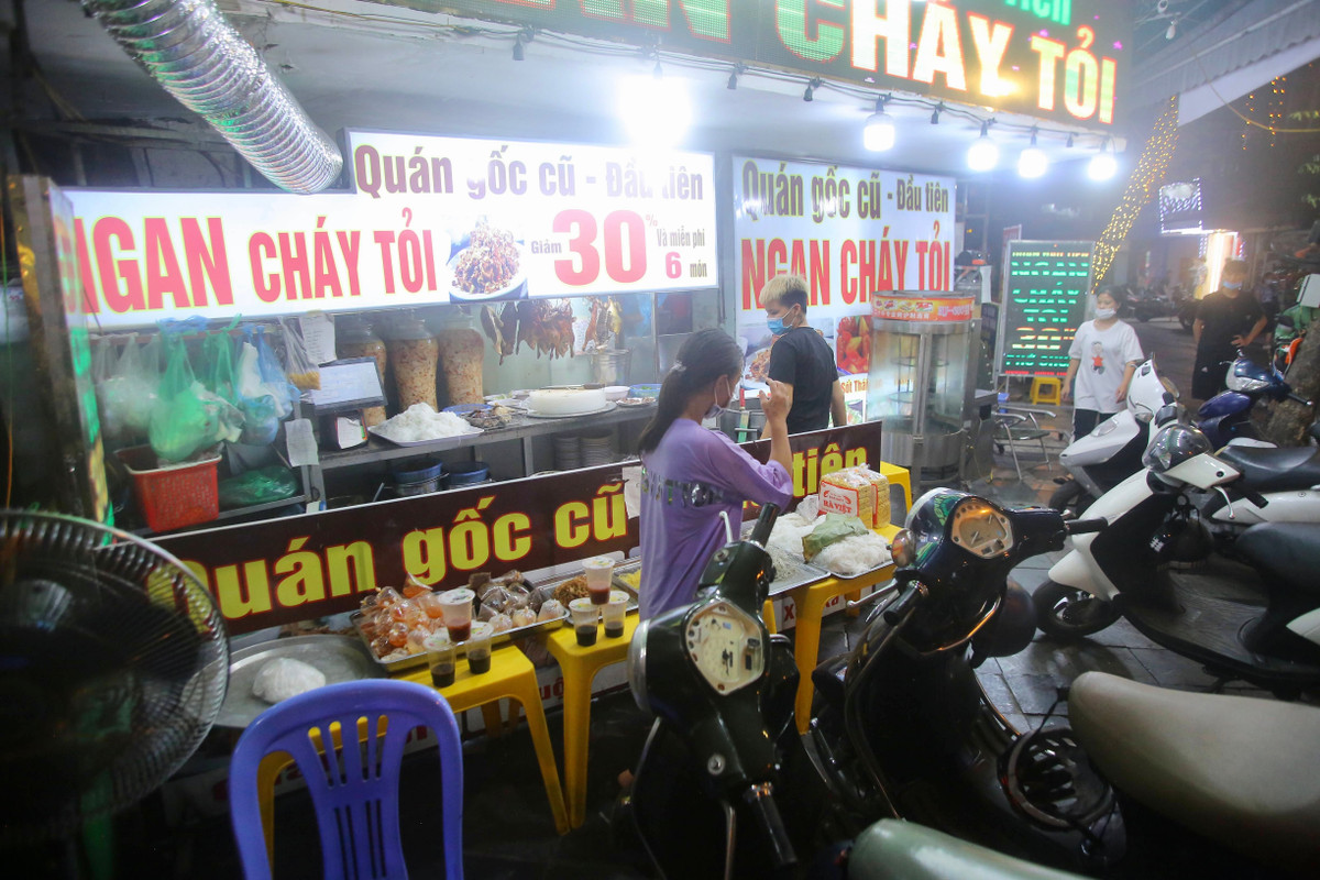 Sau khi được mở cửa trở lại, nhiều quán ăn vẫn chưa có lại lượng khách như cũ. Đây cũng là lý do khiến nhiều hàng ăn “cố đấm ăn xôi” mở quá giờ quy định để kéo khách.