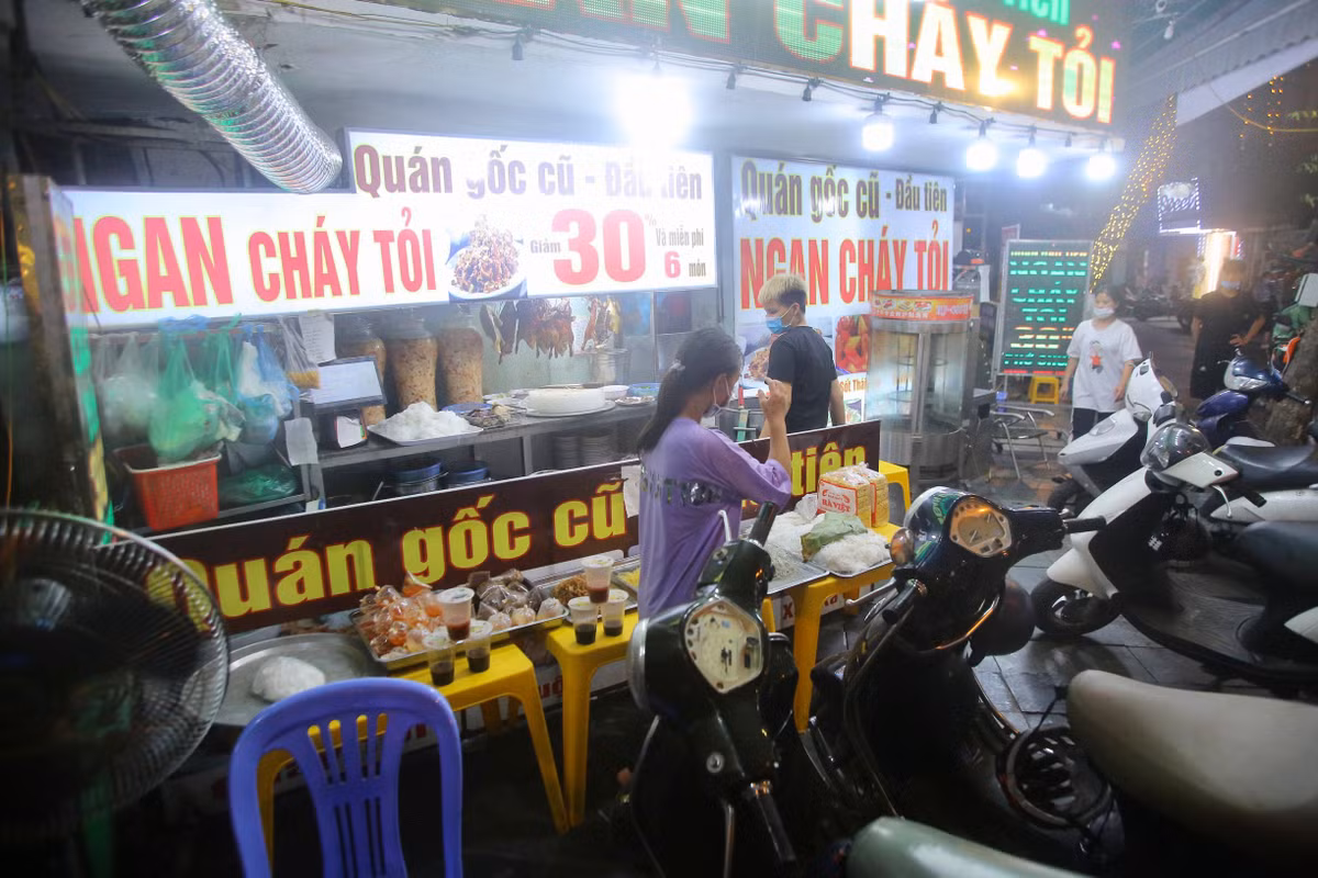 Sau khi được mở cửa trở lại, nhiều quán ăn vẫn chưa có lại lượng khách như cũ. Đây cũng là lý do khiến nhiều hàng ăn “cố đấm ăn xôi” mở quá giờ quy định để kéo khách.