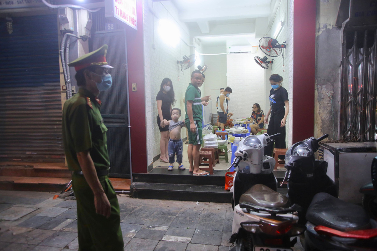 Trong vài ngày tới, nếu tiếp tục phát hiện hàng quán mở cửa sau 21 giờ, lực lượng chức năng sẽ tiến hành lập biên bản, xử phạt theo quy định của pháp luật.