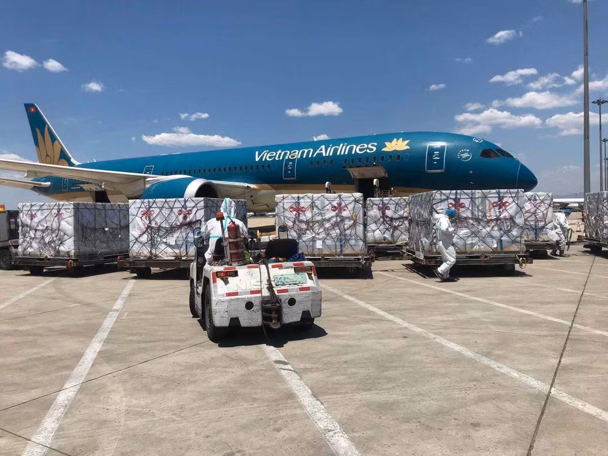 Bên cạnh vaccine, chuyến bay còn chở theo hơn 2 tấn vật tư tiêm chủng. Mặc dù chuyến bay chỉ chở hàng, không có hành khách, nhưng toàn bộ phi hành đoàn sang Trung Quốc đều được trang bị bảo hộ y tế toàn thân trong suốt hành trình. Sau khi về Việt Nam, tổ bay được kiểm tra sức khỏe, cách ly theo quy định và tàu bay được phun khử khuẩn.