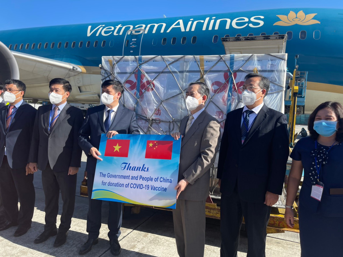 GS.TS Nguyễn Thanh Long - Bộ trưởng Bộ Y tế Việt Nam và ngài Hùng Ba - Đại sứ đặc mệnh toàn quyền nước CHND Trung Hoa - trao biên bản bàn giao lô hàng viện trợ gồm 500.000 liều vaccine và hơn 500.000 bơm kim tiêm