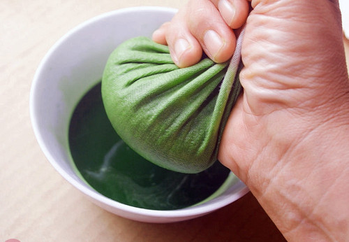 Lá mơ tươi thông dụng hơn nên được bán khoảng 30.000 đồng/kg. Lá mơ ép lấy nước dùng để chữa đau bụng, đầy bụng, nóng trong người…