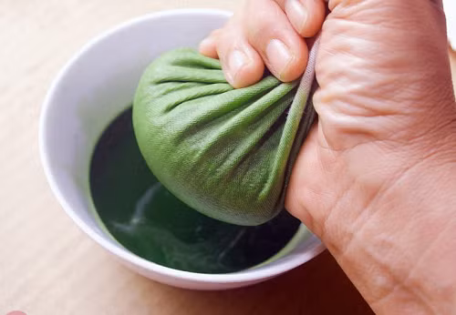 Lá mơ tươi thông dụng hơn nên được bán khoảng 30.000 đồng/kg. Lá mơ ép lấy nước dùng để chữa đau bụng, đầy bụng, nóng trong người…