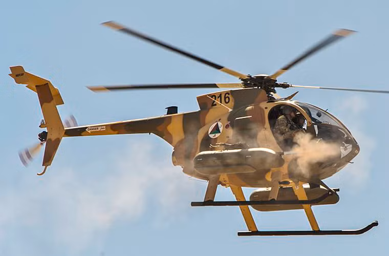 Ngoài ra còn số lượng nhỏ trực thăng UH-1, MD 500 và Mi-24 (4 chiếc). Trong ảnh, trực thăng trinh sát/tấn công MD 530F của Afghanistan đang chi viện hỏa lực với pháo tự động.