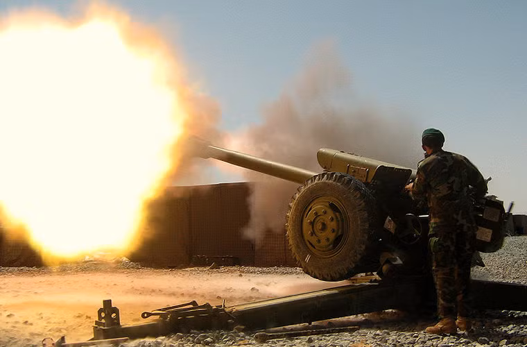 Pháo binh Afghanistan cũng không có gì nổi trội khi chỉ có chưa đầy 200 khẩu pháo hạng nặng các loại. Chiếm số lượng đông nhất là 150 khẩu lựu pháo D30 122mm do Liên Xô sản xuất và chừng 50 khẩu pháo phản lực Grad.