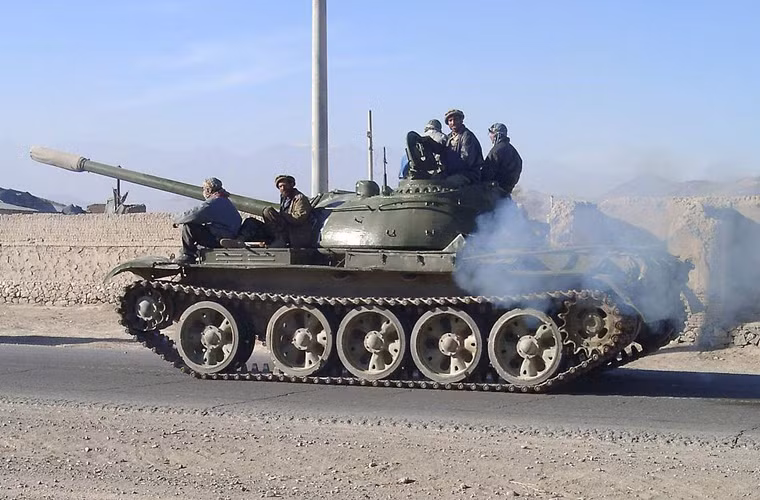 Trong khi đó, lực lượng cơ giới, hỏa lực pháo của Quân đội Afghanistan đều lấy "nòng cốt" là trang bị do Liên Xô (cũ) sản xuất. Ví dụ, 600 xe tăng của ANA đều là các loại được Liên Xô viện trợ từ những năm 1960-1970. Ảnh: Xe tăng T-55 của Quân đội Afghanistan hiện tại.